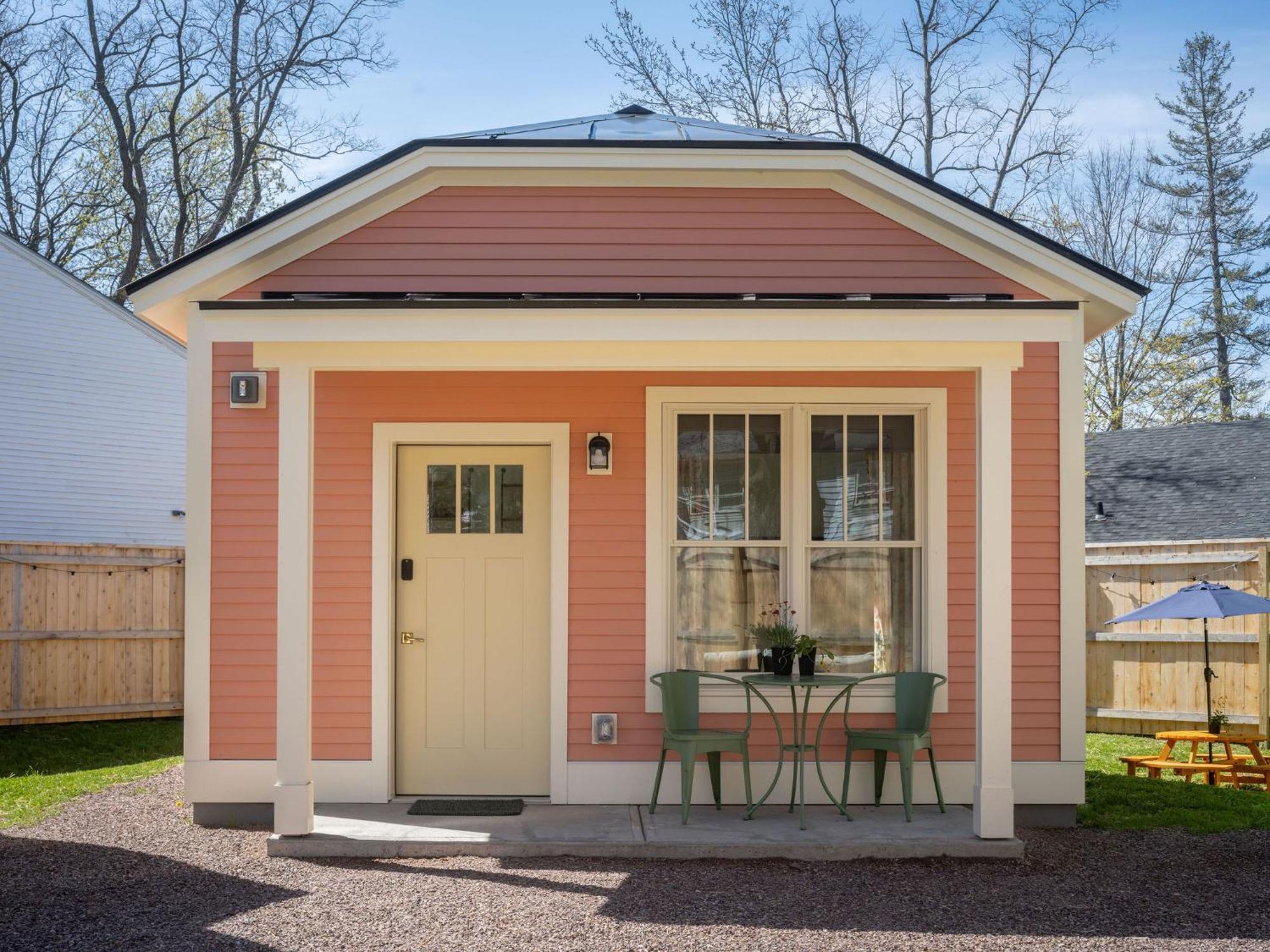 Queen City Bungalow & Cottages Берлингтон Экстерьер фото