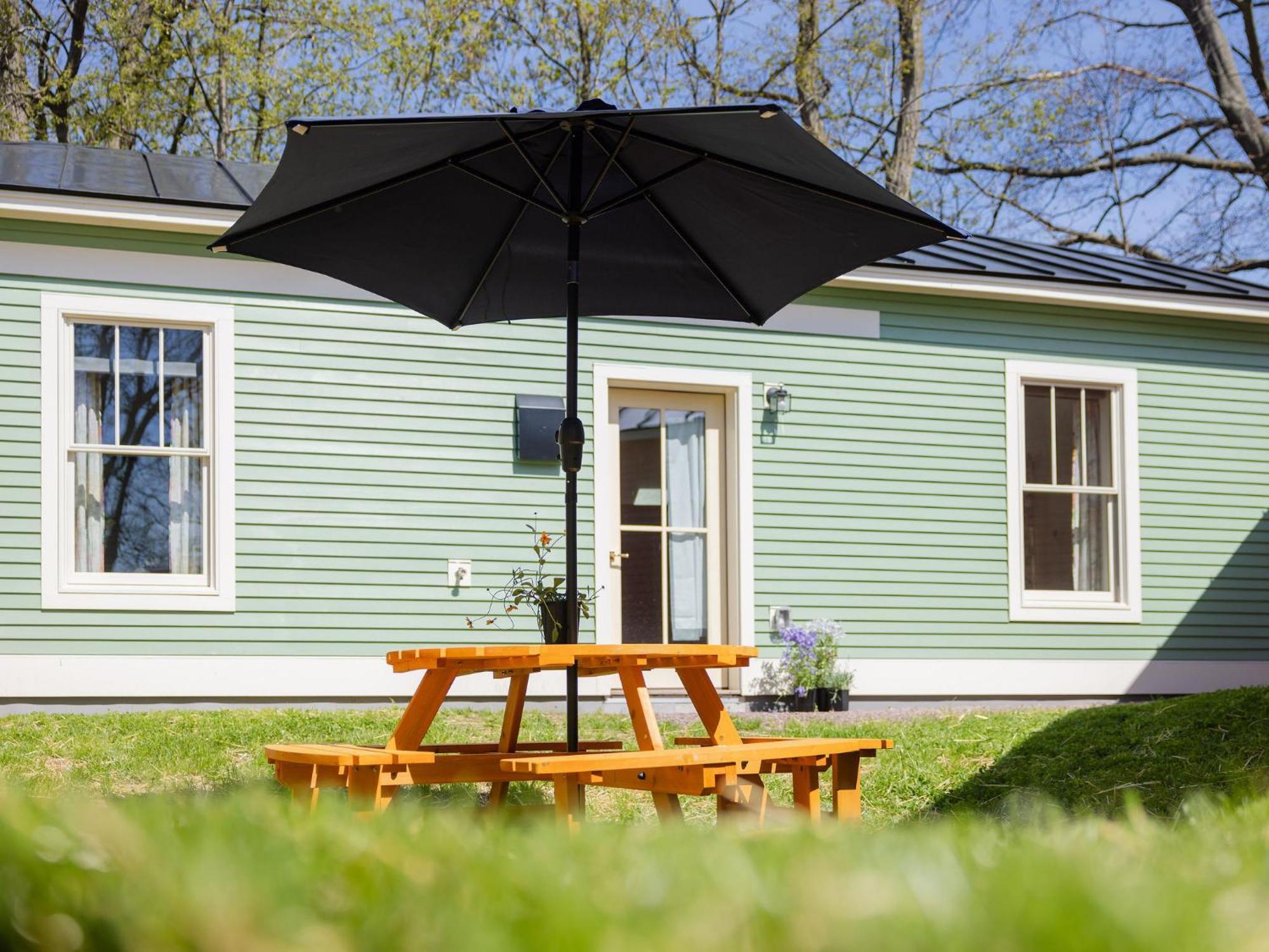 Queen City Bungalow & Cottages Берлингтон Экстерьер фото