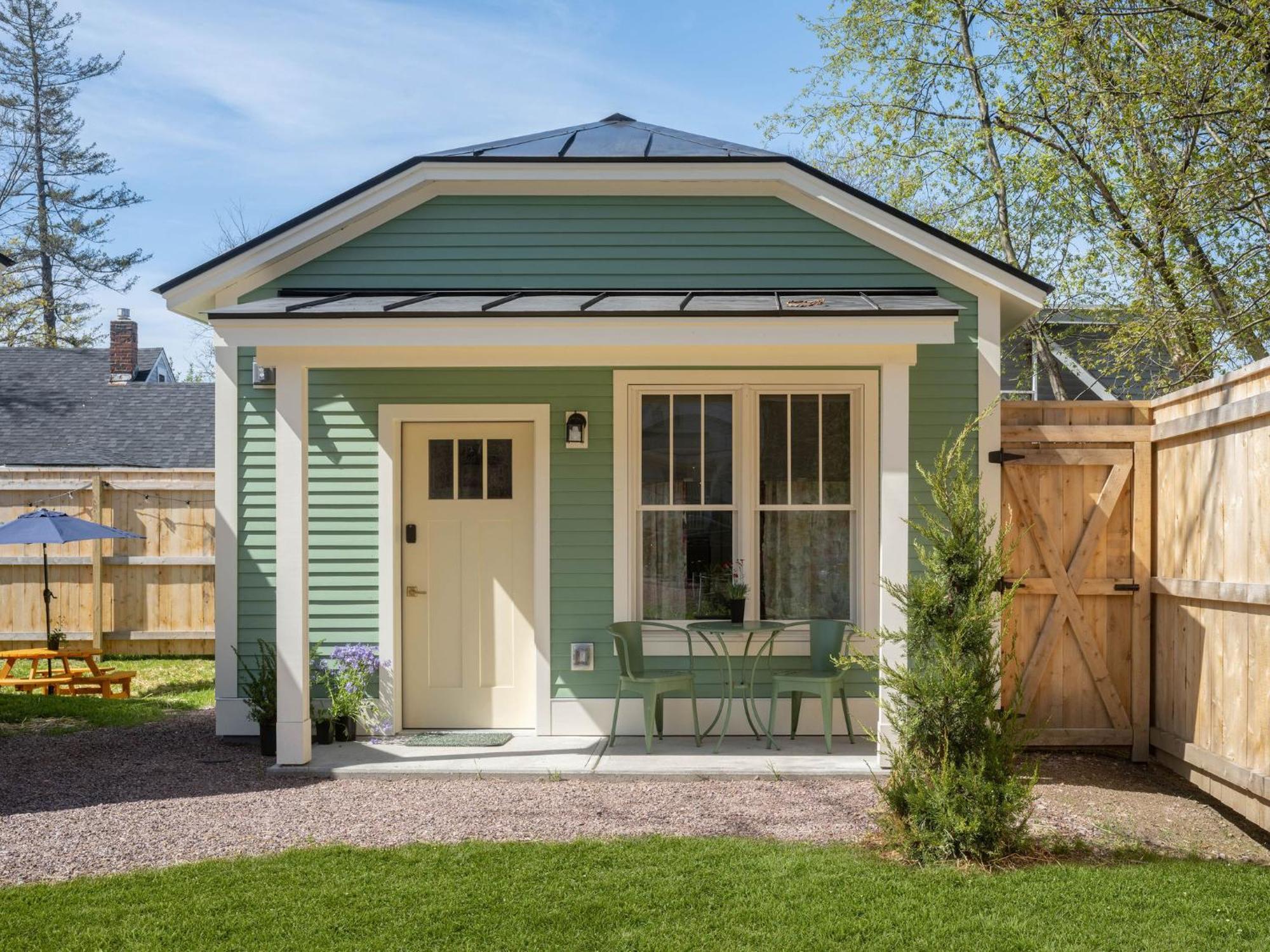 Queen City Bungalow & Cottages Берлингтон Экстерьер фото
