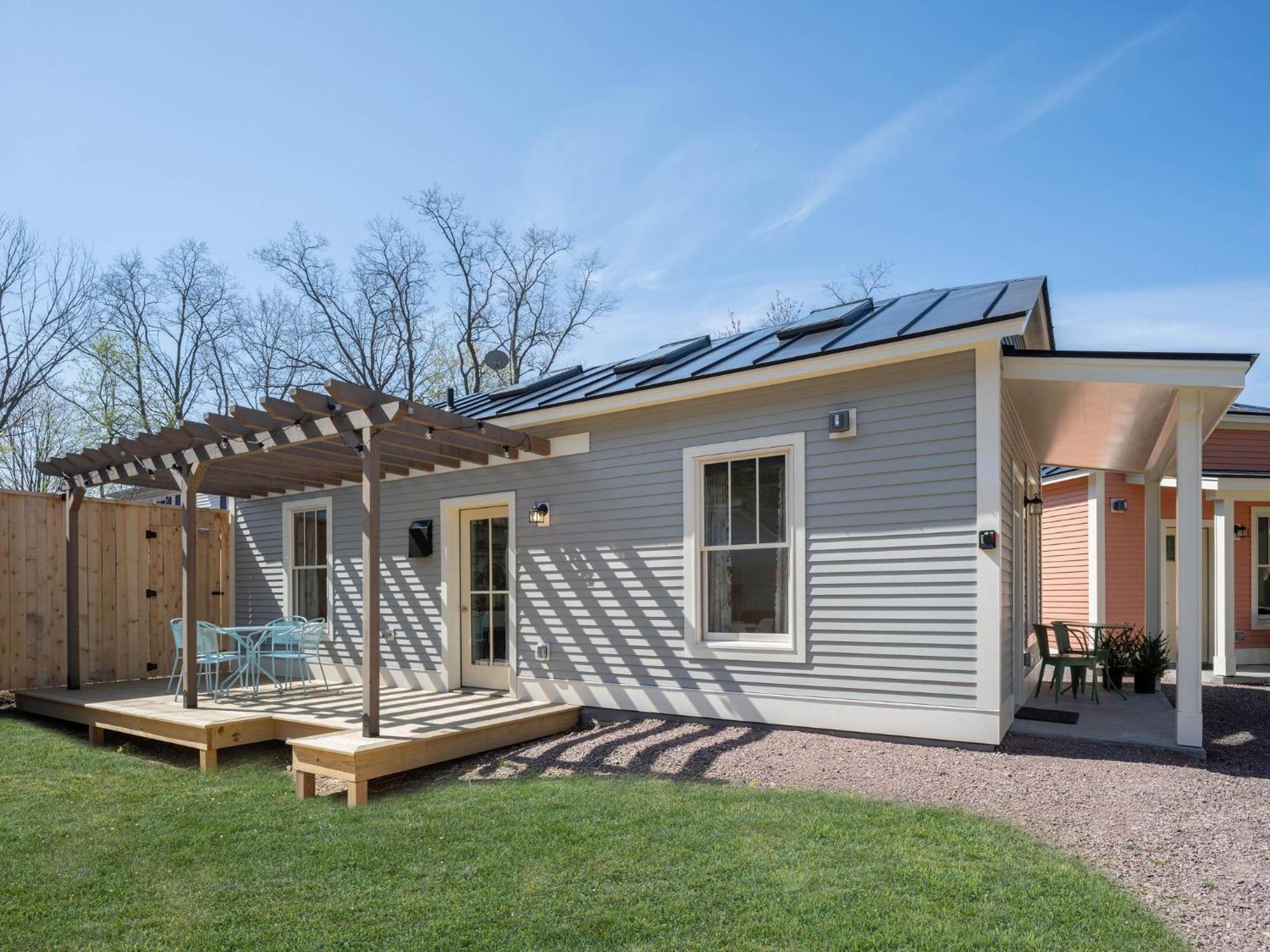Queen City Bungalow & Cottages Берлингтон Экстерьер фото